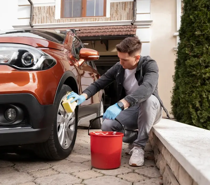 Lavage auto à domicile Saint-Jean-Kerdaniel : professionnel intervenant sur un véhicule